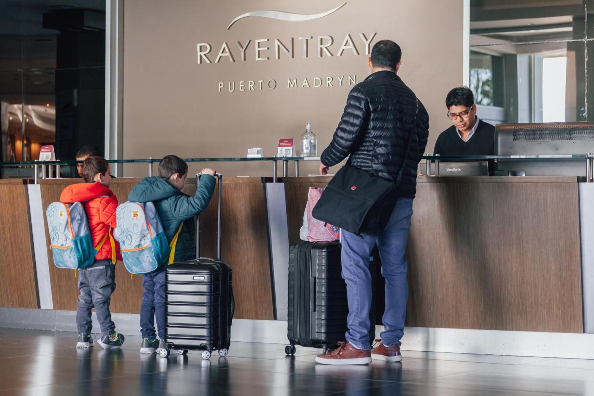 Rayentray Grand Hotel Puerto Madryn Bagian luar foto