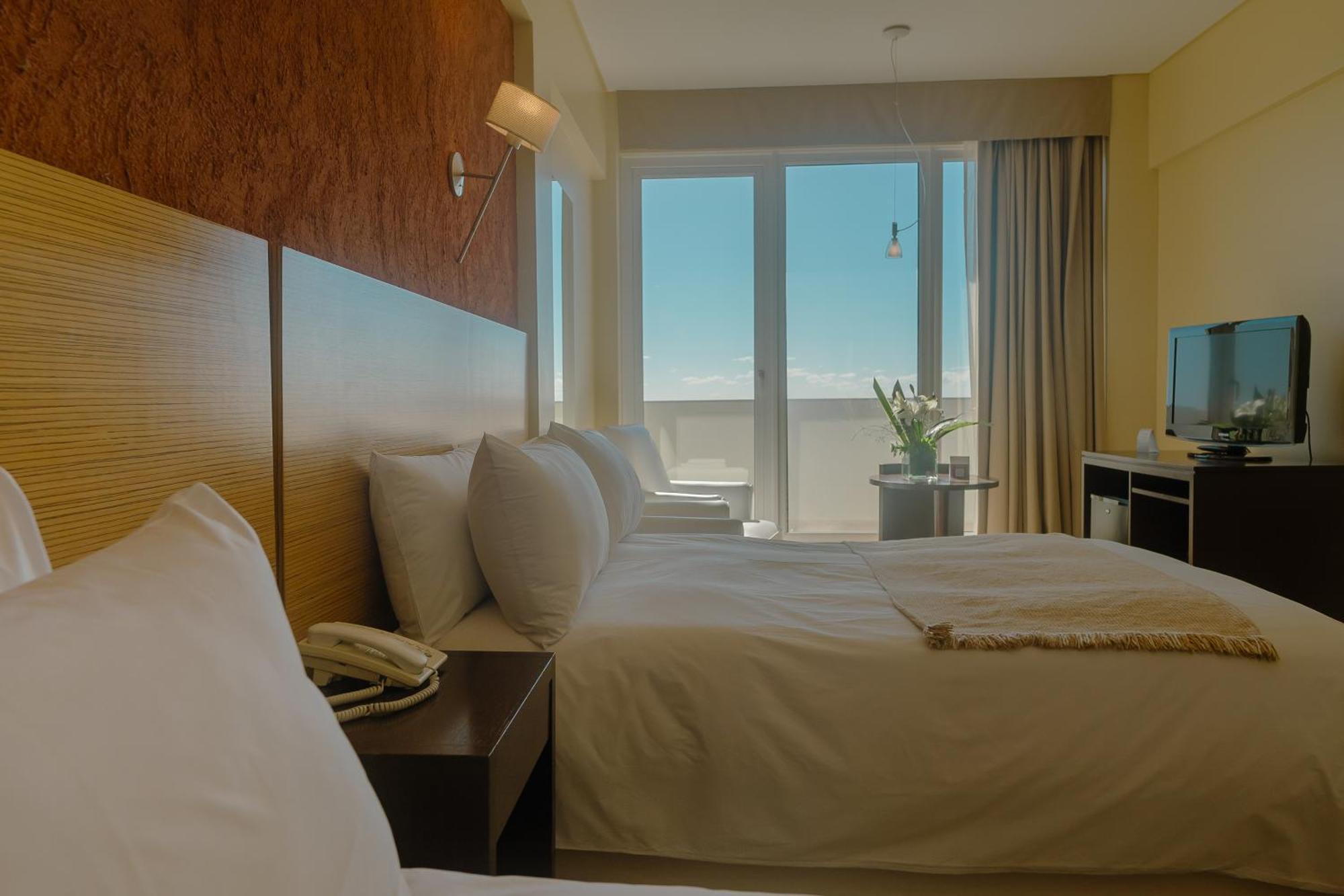 Rayentray Grand Hotel Puerto Madryn Bagian luar foto